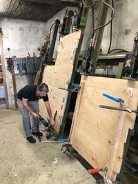 houten panelen in lijmpers